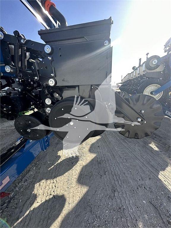 Image of Kinze 3605 equipment image 3