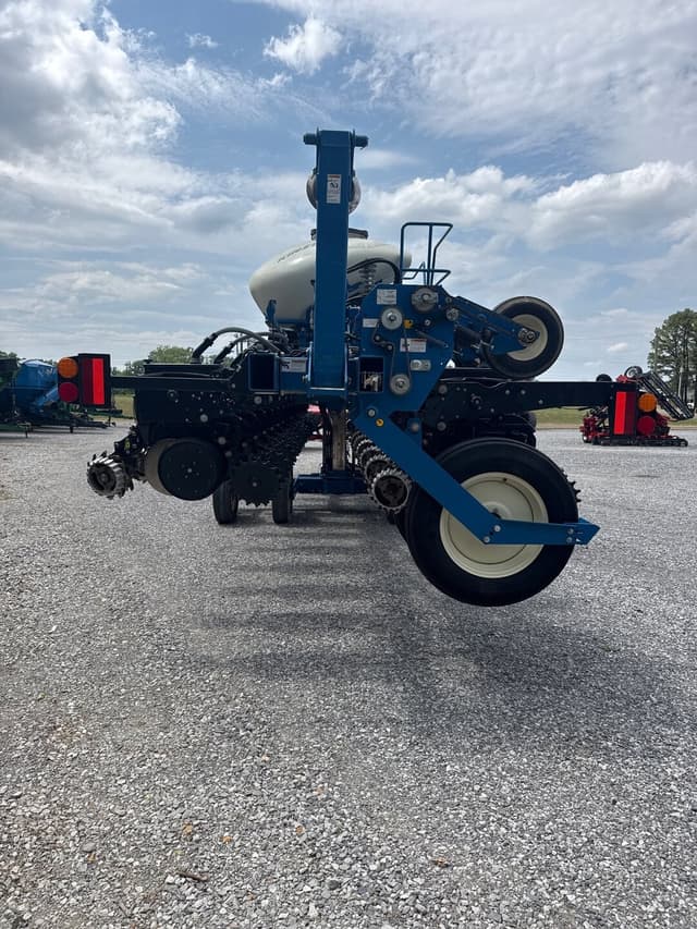 Image of Kinze 3605 equipment image 3