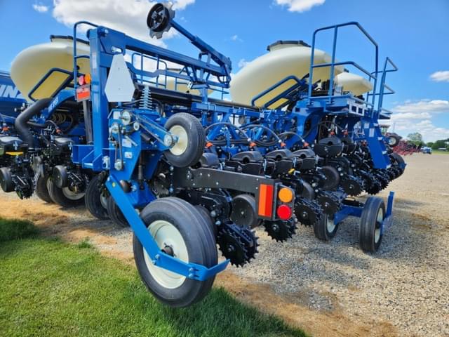 Image of Kinze 3605 equipment image 4