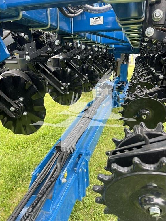 Image of Kinze 3605 equipment image 2