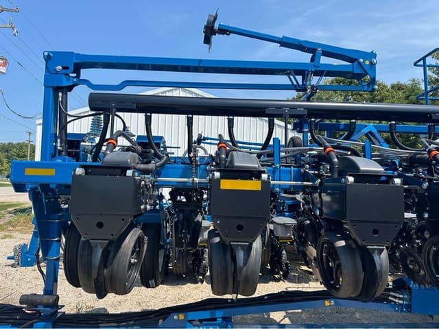 Image of Kinze 3605 equipment image 3