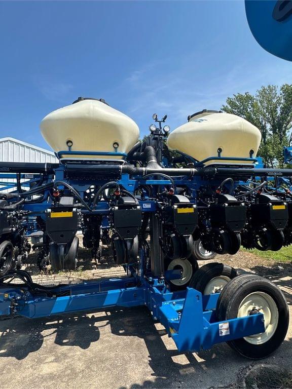 Image of Kinze 3605 equipment image 3