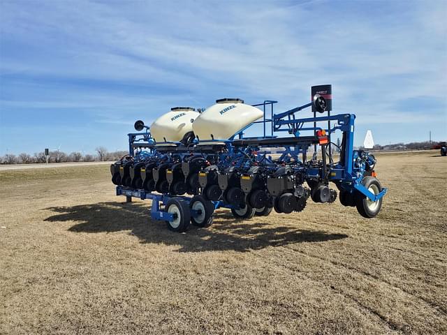 Image of Kinze 3605 equipment image 3