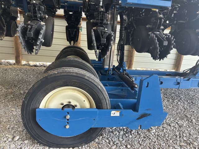 Image of Kinze 3605 equipment image 2