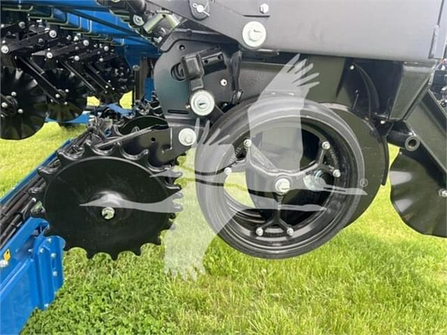 Image of Kinze 3605 equipment image 2