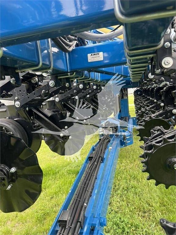 Image of Kinze 3605 equipment image 3