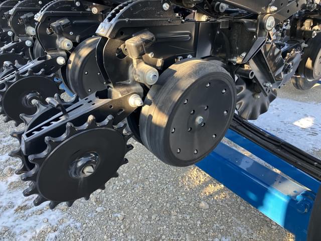 Image of Kinze 3605 equipment image 2