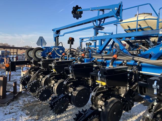 Image of Kinze 3605 equipment image 4