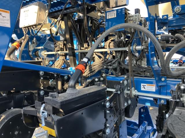 Image of Kinze 3605 equipment image 3