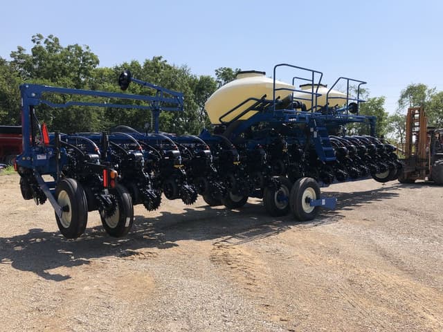 Image of Kinze 3665 equipment image 3