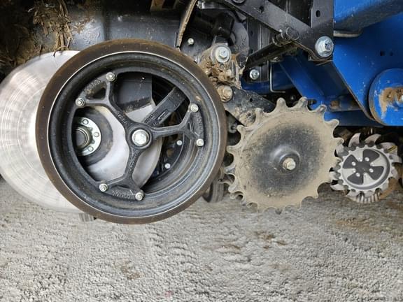 Image of Kinze 3665 equipment image 2