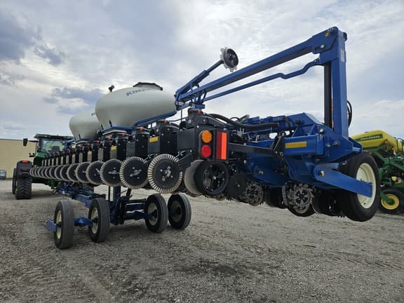 Image of Kinze 3665 equipment image 3