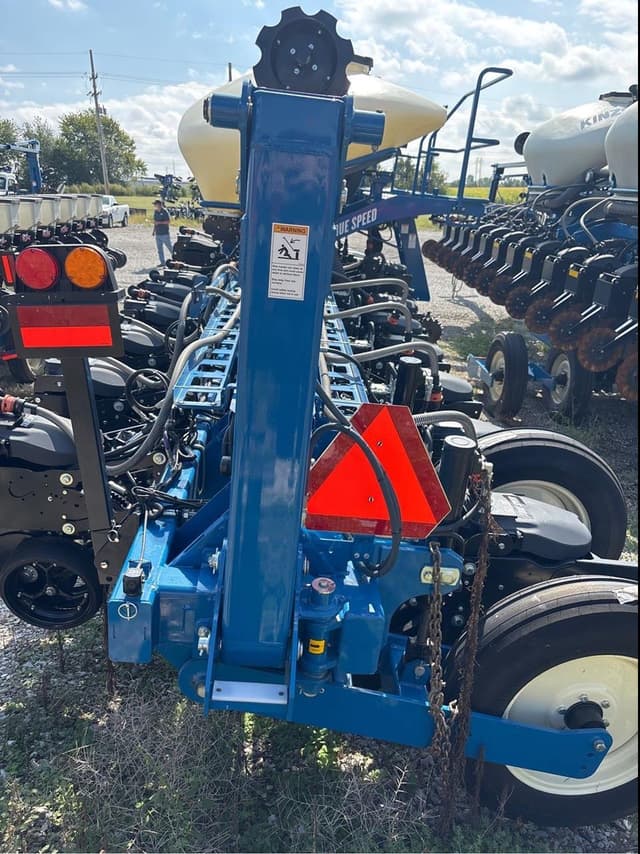 Image of Kinze 3665 equipment image 3