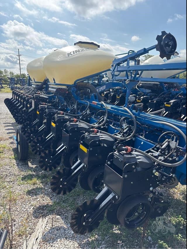 Image of Kinze 3665 equipment image 4