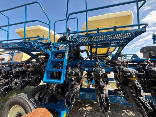 Image of Kinze 3665 equipment image 1