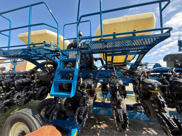 Image of Kinze 3665 equipment image 1