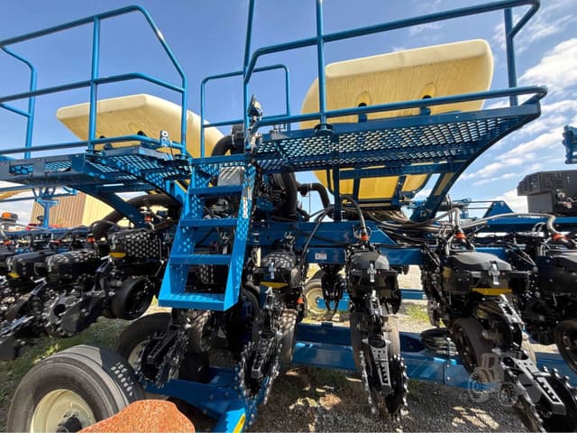 Image of Kinze 3665 equipment image 1