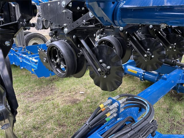 Image of Kinze 3665 equipment image 4