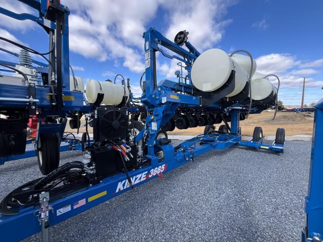 Image of Kinze 3665 equipment image 1
