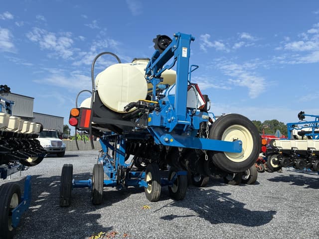 Image of Kinze 3665 equipment image 2