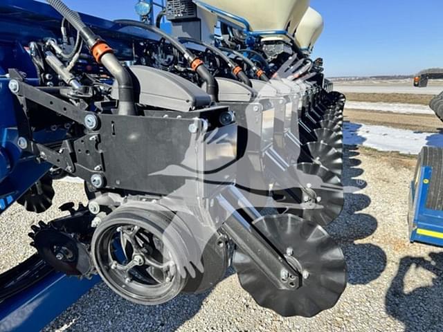 Image of Kinze 3665 equipment image 2