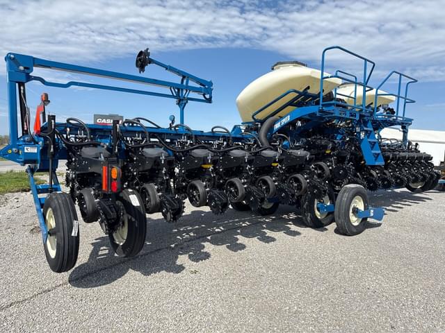 Image of Kinze 3665 equipment image 2