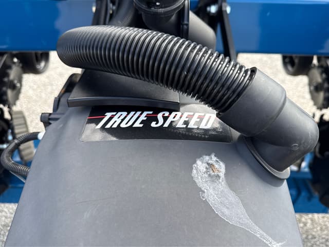 Image of Kinze 3665 equipment image 2