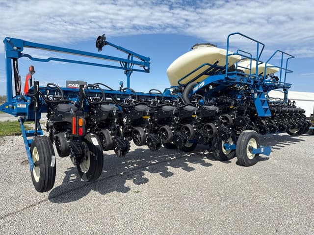 Image of Kinze 3665 equipment image 2