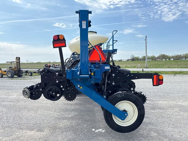 Image of Kinze 3665 equipment image 3