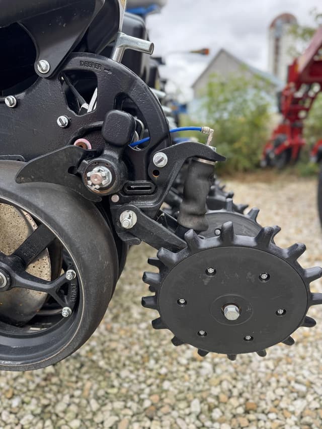 Image of Kinze 5700 equipment image 3