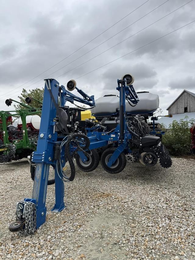 Image of Kinze 5700 equipment image 1