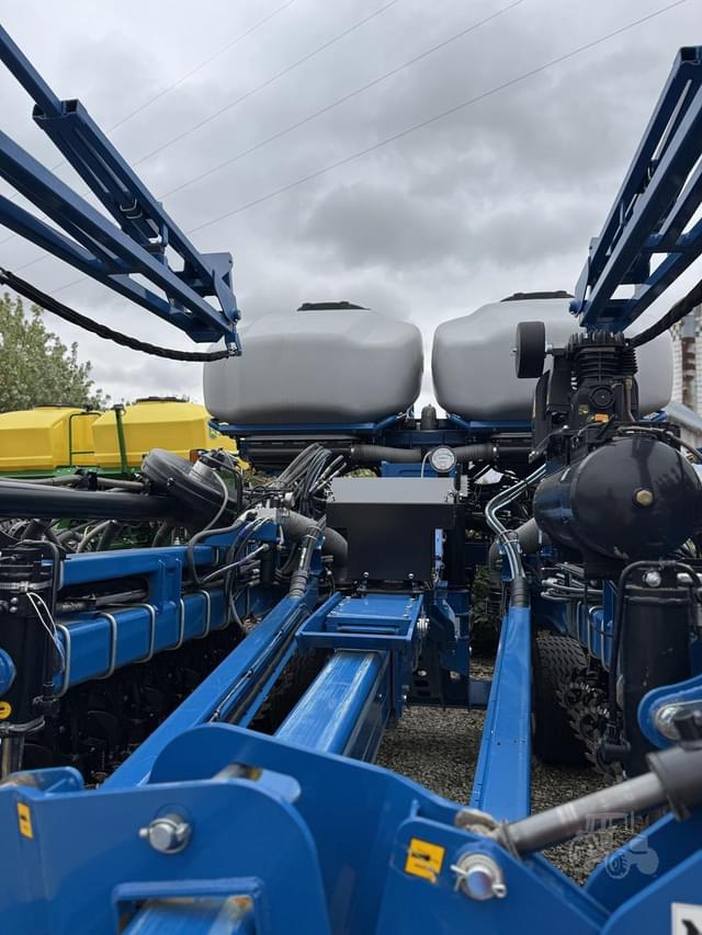 Image of Kinze 5700 equipment image 2