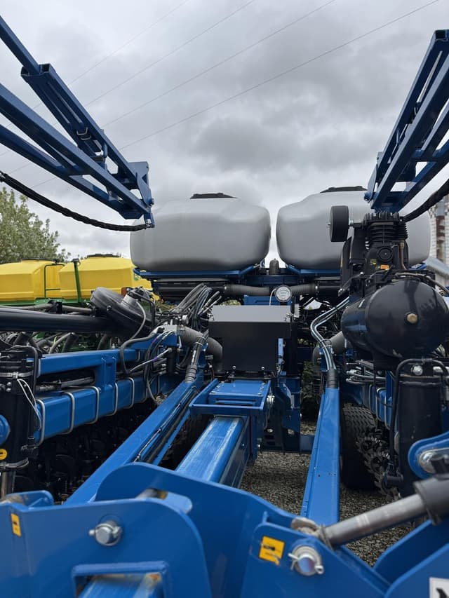 Image of Kinze 5700 equipment image 2