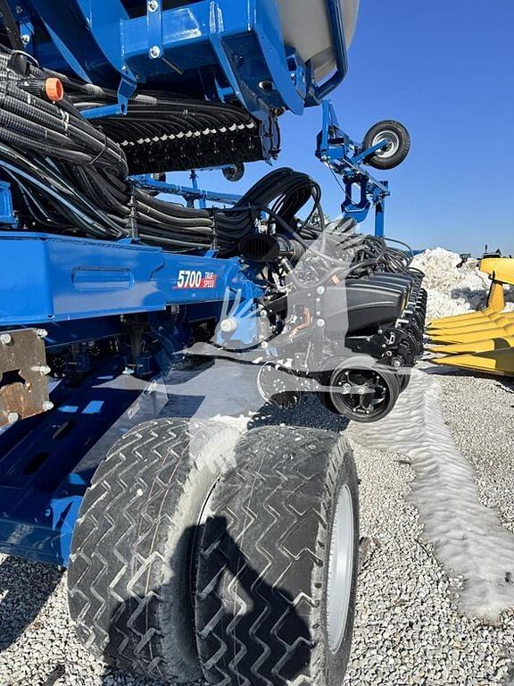 Image of Kinze 5700 equipment image 3