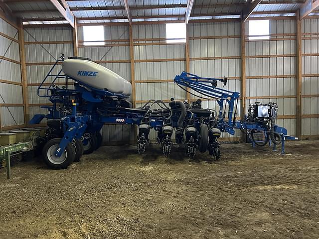 Image of Kinze 5900 equipment image 1