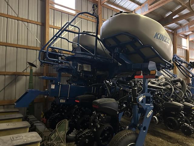 Image of Kinze 5900 equipment image 3