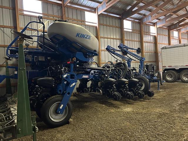 Image of Kinze 5900 equipment image 2