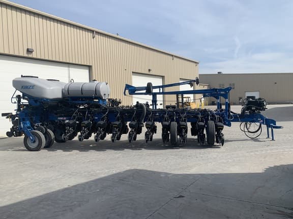 Image of Kinze 5900 equipment image 2