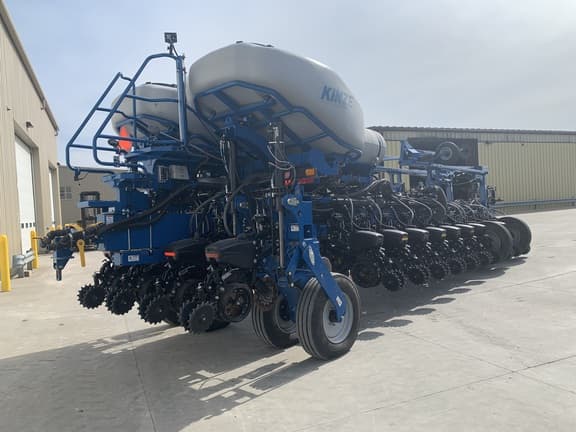 Image of Kinze 5900 equipment image 3