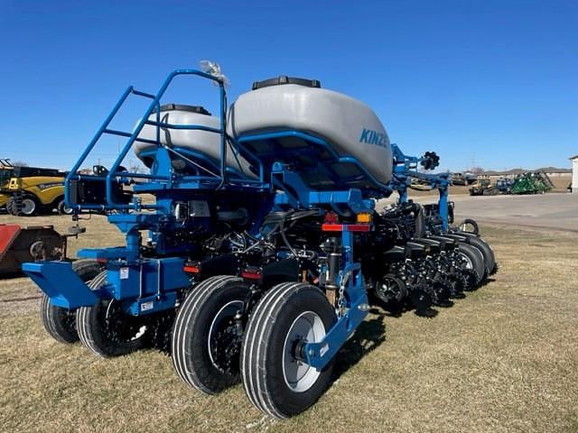 Image of Kinze 5900 equipment image 4