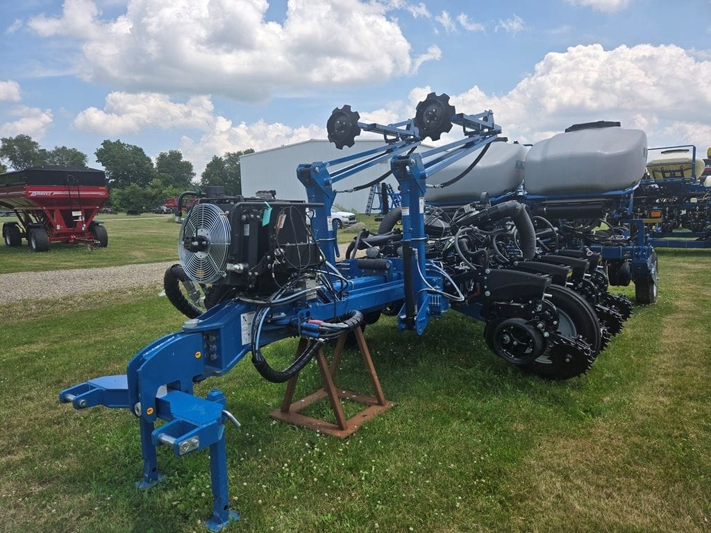 2024 Kinze 5900 Equipment Image0
