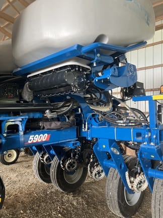 2024 Kinze 5900 Equipment Image0