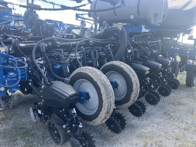 Image of Kinze 5900 equipment image 2