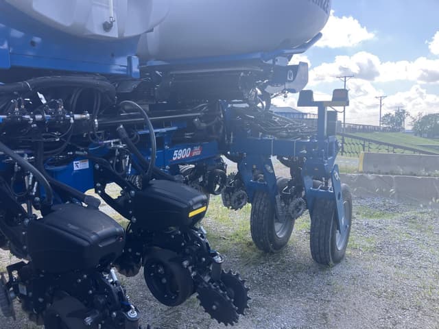 Image of Kinze 5900 equipment image 4