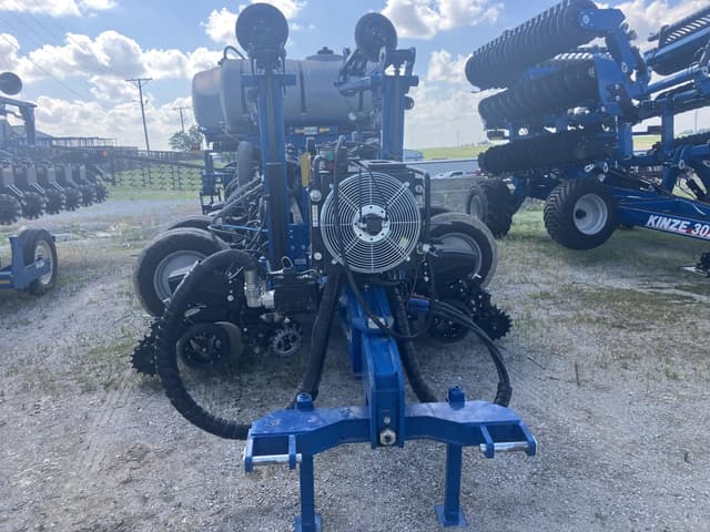 Image of Kinze 5900 equipment image 1