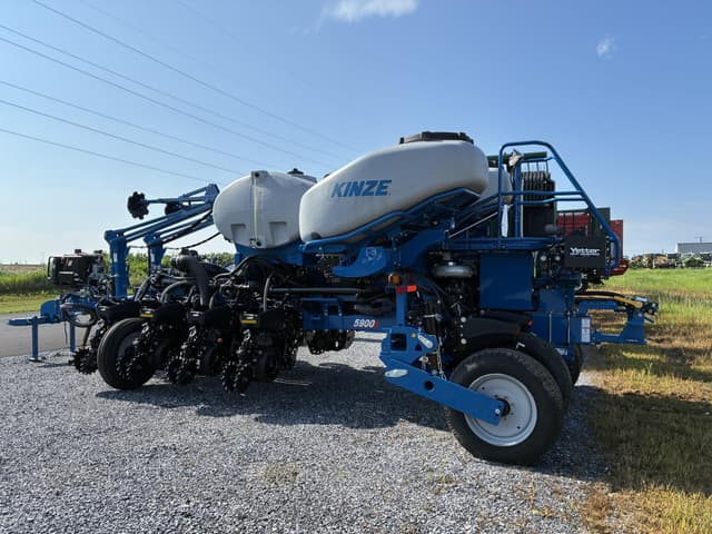 Image of Kinze 5900 equipment image 2