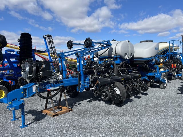 Image of Kinze 5900 equipment image 1