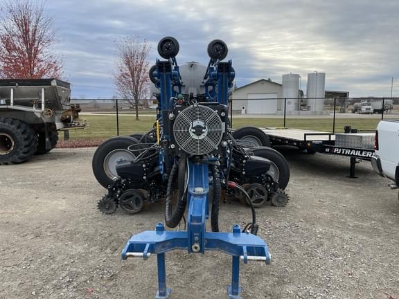 Image of Kinze 5900 equipment image 1