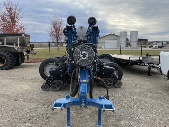 Image of Kinze 5900 equipment image 2