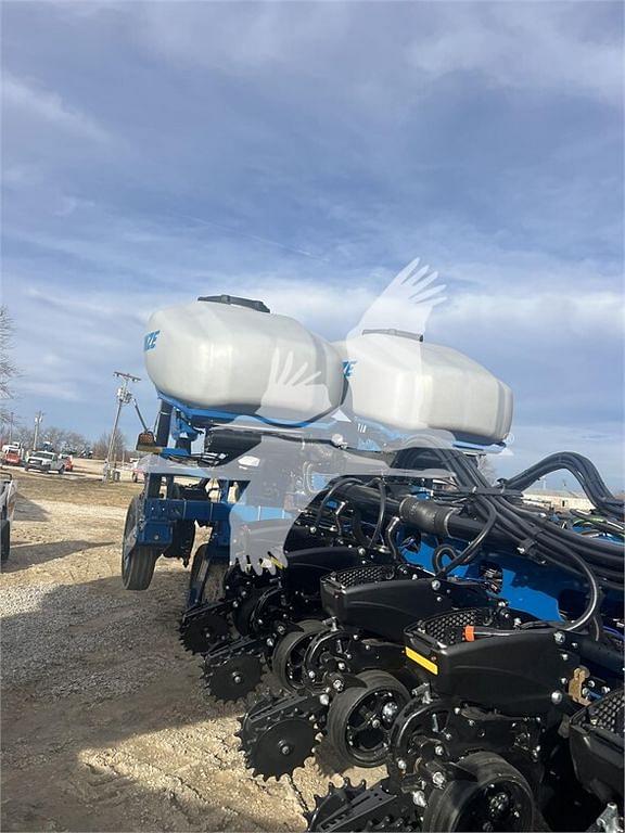 Image of Kinze 5900 equipment image 1